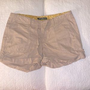 Cute short beige cargo shorts with pockets and buttons
